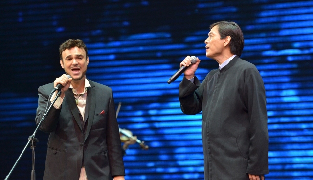 David D'Or (left) performing with John Yin Zhen Yang